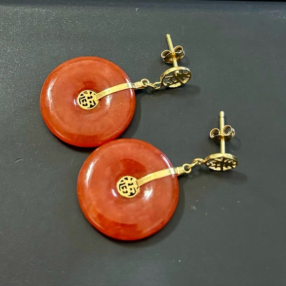 SOLID 14K GOLD ROUND CORAL DYED JADE DANGLE DROP EARRINGS - Picture 6 of 8
